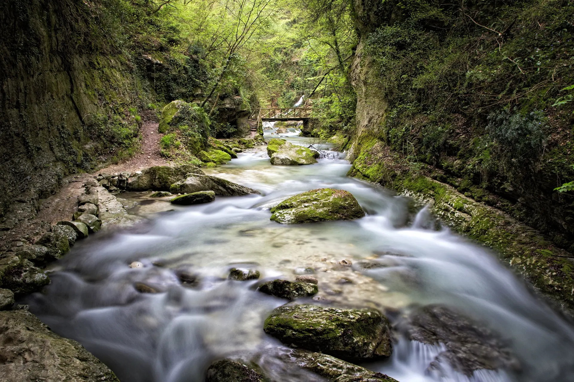 Splendido canyon selvaggio della Valle dell'Orfento con fiume cristallino
